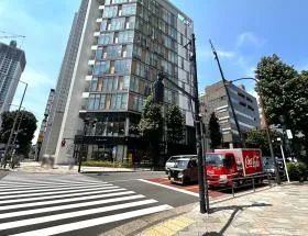 横断歩道を渡って右に曲がり、直進すれば当ビル着