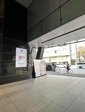 J6 Frontビルの外観