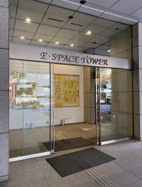 E・スペースタワーの外観