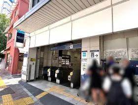出入口2から地上に出て右に進む