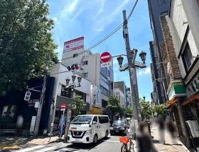 広尾散歩通りを突き当たるまで直進する