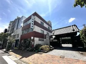 突き当たりで寺院が現れたら左に曲がる