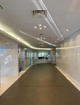 日本薬学会長井記念館ビルの外観
