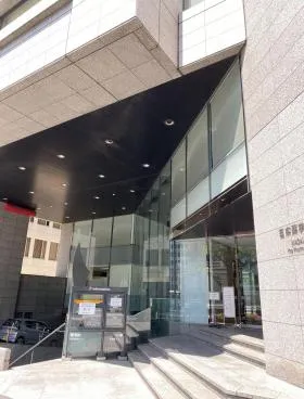 日本薬学会長井記念館ビルの外観