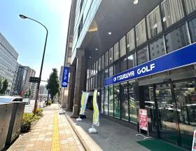 ゴルフショップを通過して右に曲がる