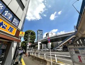 目白通り沿いを直進すれば当ビル着