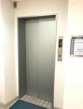 プラムスビルの外観