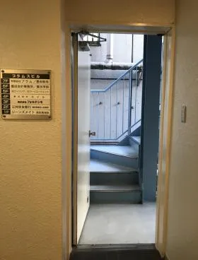 プラムスビルの外観