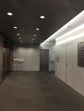 ザイマックス新宿御苑(旧:友泉新宿御苑)ビルの外観