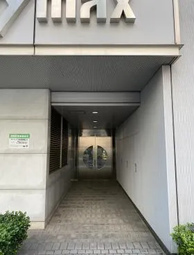 ザイマックス新宿御苑(旧:友泉新宿御苑)ビルの外観