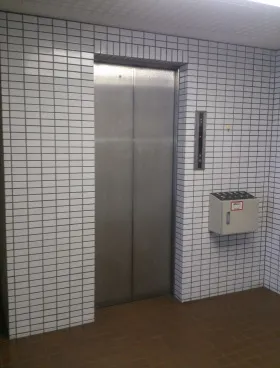 大橋御苑駅ビル別館の外観