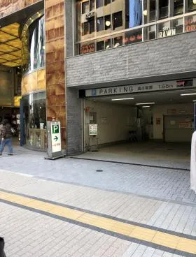 新宿NOWAビルの外観