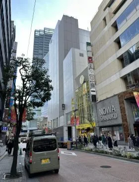 新宿NOWAビルの外観