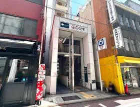 地上に出て右に進めば当ビル着