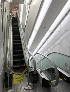 新宿西口会館ビルの外観