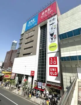新宿西口会館ビルの外観