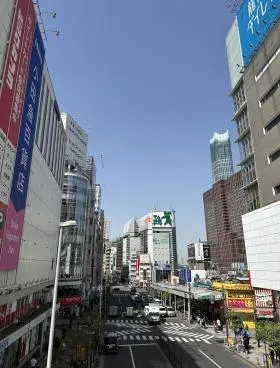 新宿西口会館ビルの外観