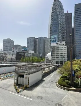 新宿西口会館ビルの外観