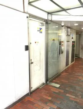 新宿サンフラワービルの外観
