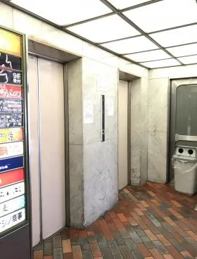 新宿サンフラワービルの外観