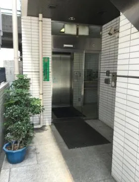 ISAビルの外観