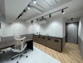 会議室付き 什器付きの居抜き賃貸オフィス物件(約25坪) ｜居抜きオフィス物件検索サイト【vivit-ビビット】（サムネイル1）