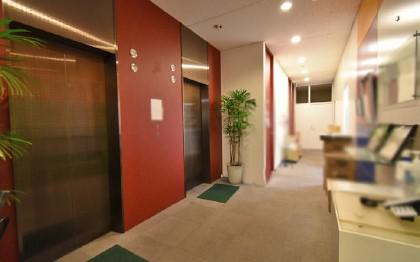 東京都港区新橋の居抜き賃貸オフィス物件(約85坪) ｜居抜きオフィス物件検索サイト【vivit-ビビット】（1）