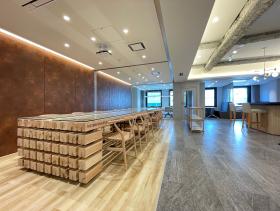 東京都港区三田の居抜き賃貸オフィス物件(約105坪) ｜居抜きオフィス物件検索サイト【vivit-ビビット】（サムネイル1）
