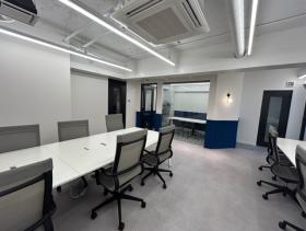 セットアップオフィス 家具、会議室、テレカンブースの居抜き賃貸オフィス物件(約20坪) ｜居抜きオフィス物件検索サイト【vivit-ビビット】（サムネイル1）