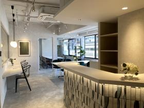 会議室あり グレー基調のおしゃれ内装の居抜き賃貸オフィス物件(約45坪) ｜居抜きオフィス物件検索サイト【vivit-ビビット】（サムネイル3）