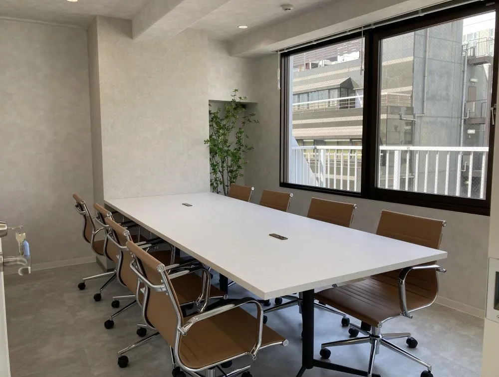 会議室あり グレー基調のおしゃれ内装の居抜き賃貸オフィス物件(約45坪) ｜居抜きオフィス物件検索サイト【vivit-ビビット】（5）