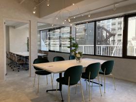 会議室あり グレー基調のおしゃれ内装の居抜き賃貸オフィス物件(約45坪) ｜居抜きオフィス物件検索サイト【vivit-ビビット】（サムネイル6）