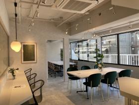 会議室あり グレー基調のおしゃれ内装の居抜き賃貸オフィス物件(約45坪) ｜居抜きオフィス物件検索サイト【vivit-ビビット】（サムネイル7）