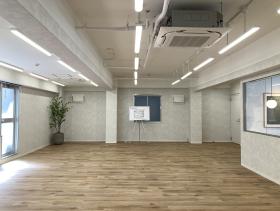会議室あり グレー基調のおしゃれ内装の居抜き賃貸オフィス物件(約45坪) ｜居抜きオフィス物件検索サイト【vivit-ビビット】（サムネイル8）