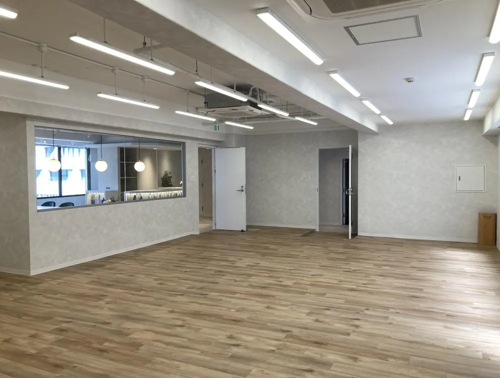 会議室あり グレー基調のおしゃれ内装の居抜き賃貸オフィス物件(約45坪) ｜居抜きオフィス物件検索サイト【vivit-ビビット】（9）