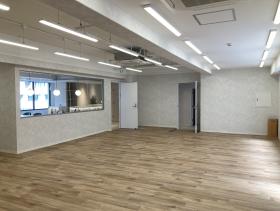会議室あり グレー基調のおしゃれ内装の居抜き賃貸オフィス物件(約45坪) ｜居抜きオフィス物件検索サイト【vivit-ビビット】（サムネイル9）