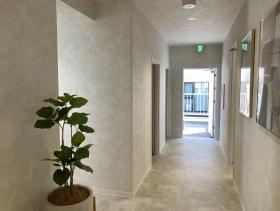 会議室あり グレー基調のおしゃれ内装の居抜き賃貸オフィス物件(約45坪) ｜居抜きオフィス物件検索サイト【vivit-ビビット】（サムネイル10）