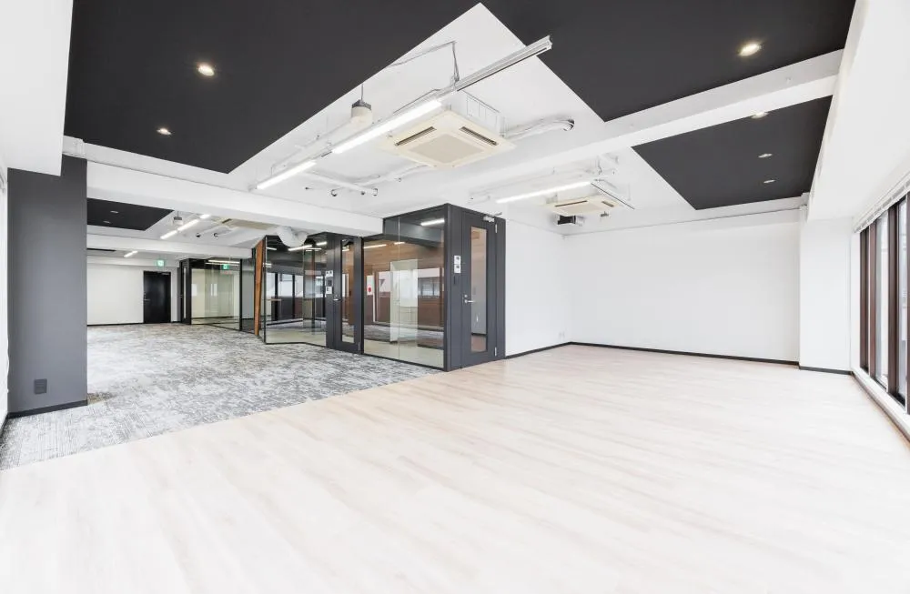スタイリッシュ！ 会議室付き！の居抜き賃貸オフィス物件(約45坪) ｜居抜きオフィス物件検索サイト【vivit-ビビット】（1）