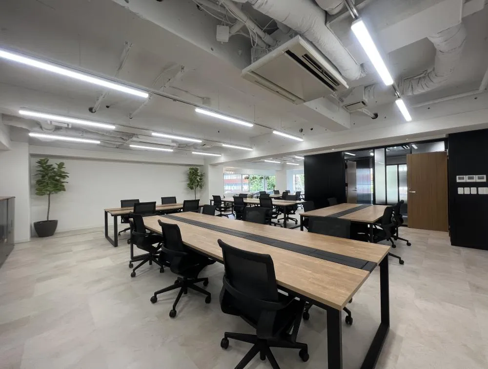 会議室付き おしゃれの居抜き賃貸オフィス物件(約45坪) ｜居抜きオフィス物件検索サイト【vivit-ビビット】（1）