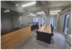 会議室1部屋 グレー基調のお洒落な内装の居抜き賃貸オフィス物件(約20坪) ｜居抜きオフィス物件検索サイト【vivit-ビビット】（サムネイル1）