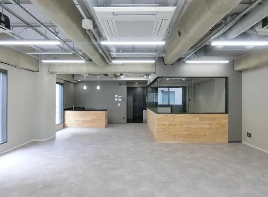 会議室1部屋 グレー基調のお洒落な内装の居抜き賃貸オフィス物件(約20坪) ｜居抜きオフィス物件検索サイト【vivit-ビビット】（4）