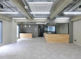 会議室1部屋 グレー基調のお洒落な内装の居抜き賃貸オフィス物件(約20坪) ｜居抜きオフィス物件検索サイト【vivit-ビビット】（サムネイル4）