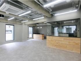 会議室1部屋 グレー基調のお洒落な内装の居抜き賃貸オフィス物件(約20坪) ｜居抜きオフィス物件検索サイト【vivit-ビビット】（サムネイル5）
