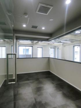 会議室1部屋 グレー基調のお洒落な内装の居抜き賃貸オフィス物件(約20坪) ｜居抜きオフィス物件検索サイト【vivit-ビビット】（サムネイル6）