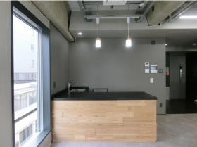 会議室1部屋 グレー基調のお洒落な内装の居抜き賃貸オフィス物件(約20坪) ｜居抜きオフィス物件検索サイト【vivit-ビビット】（サムネイル7）