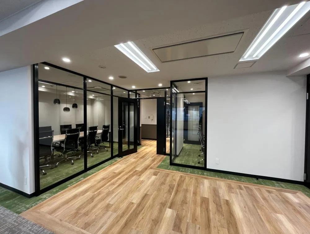 会議室造作済み！ グレード高いセットアップ！の居抜き賃貸オフィス物件(約40坪) ｜居抜きオフィス物件検索サイト【vivit-ビビット】（1）