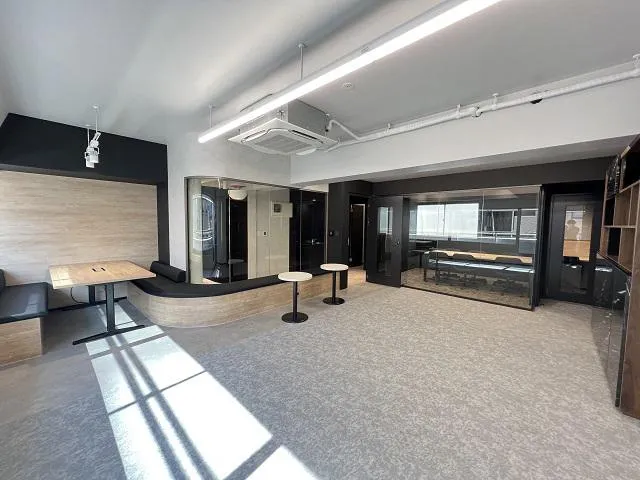 会議室テレカンブース付き！ 什器付き！の居抜き賃貸オフィス物件(約35坪) ｜居抜きオフィス物件検索サイト【vivit-ビビット】（1）