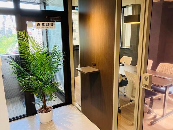 スタートアップ向け 内装什器全部有りの居抜き賃貸オフィス物件(約25坪) ｜居抜きオフィス物件検索サイト【vivit-ビビット】（1）