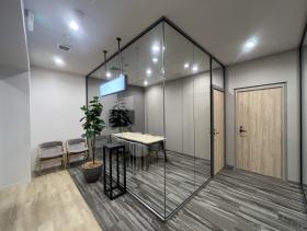 モノトーン&ゴージャス 会議室２部屋付きの居抜き賃貸オフィス物件(約50坪) ｜居抜きオフィス物件検索サイト【vivit-ビビット】（サムネイル1）