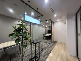 モノトーン&ゴージャス 会議室２部屋付きの居抜き賃貸オフィス物件(約50坪) ｜居抜きオフィス物件検索サイト【vivit-ビビット】（サムネイル3）